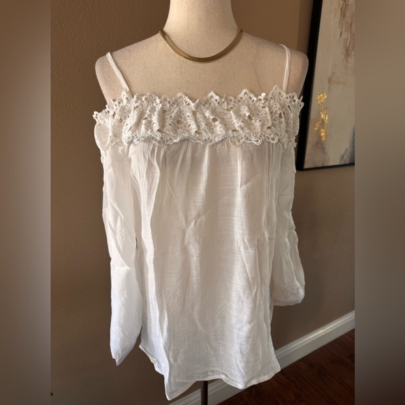 Tops - Gorgeous crochet off the shoulder flowy top